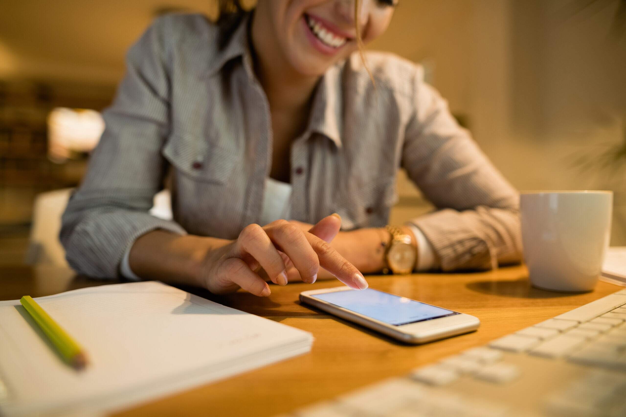 mulher usando aplicativos para empreender