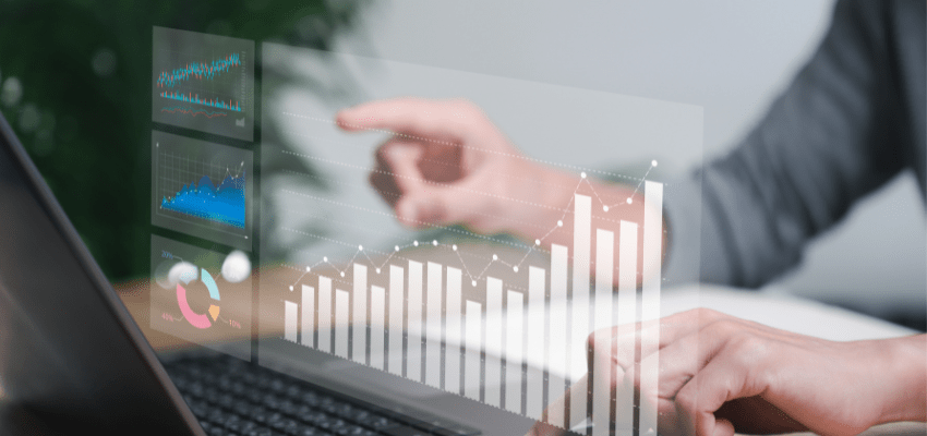 Pessoa trabalhando com marketing digital para pequenas empresas