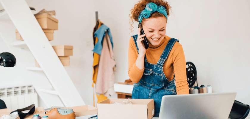 Vendedora atraindo novos clientes online