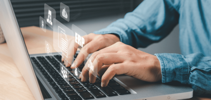 Mãos de uma pessoa usando um sistema ERP para pequenas empresas
