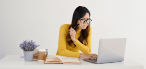 Mulher pensando sobre o que vender online