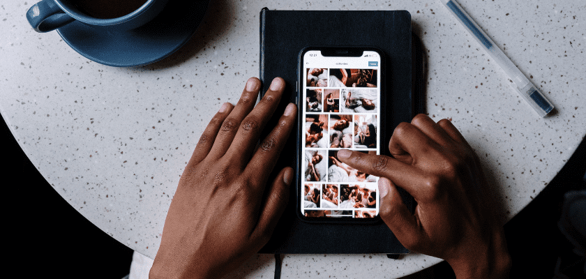 Mãos femininas configurando a sacolinha no instagram