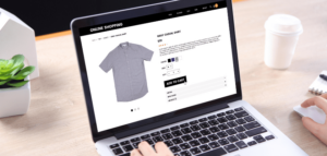 pessoa comprando em uma loja online mais atrativa