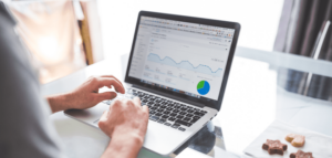 Pessoa analisando dados de tráfego pago de loja virtual