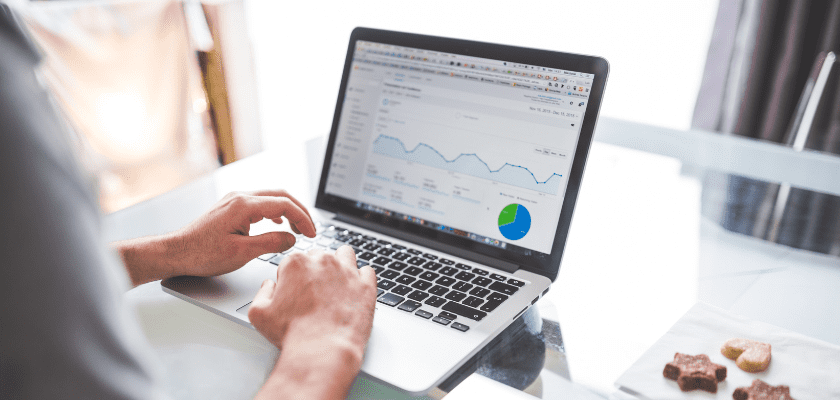 Pessoa analisando dados de tráfego pago de loja virtual