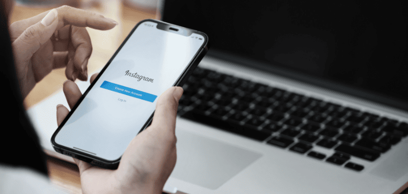 Pessoa usando instagram para divulgar produtos