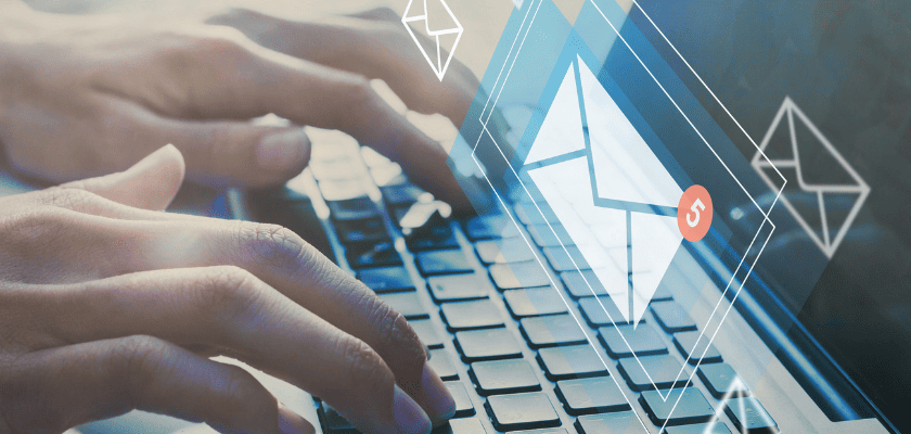 Pessoa escrevendo um email marketing