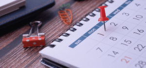 Calendário varejista mostrando datas com pin