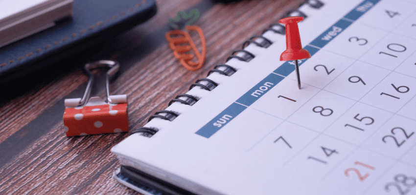 Calendário varejista mostrando datas com pin