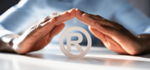 Pessoa protegendo o registro de sua marca