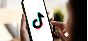 Mulher usando tiktok para vender