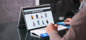 Homem acessando o melhor catálogo virtual no computador